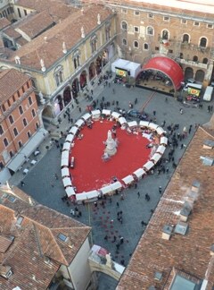 Верона. День Святого Валентина. Сердце на площади Синьории